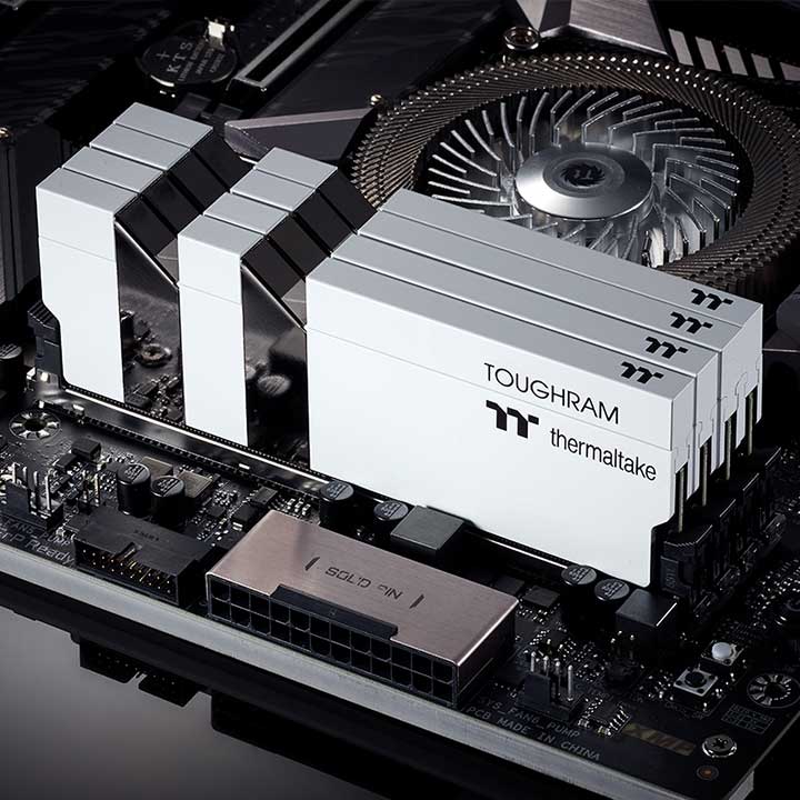 Thermaltake Toughram White DDR4 16GB メモリ-